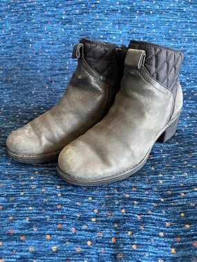 Merrell Quilted Collar Ankle Boots, size 7
Small heel